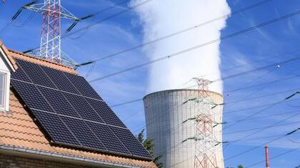 Las nucleares se ven en muchos países como una tecnología para complementar a las energías renovables cuando no hay sol o viento.