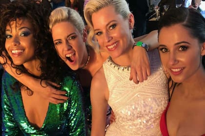 Las nuevas ángeles de Charlie, junto a su directora, Elizabeth Banks