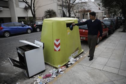 Las nuevas campanas verdes tienen una boca más chica para introducir los desechos