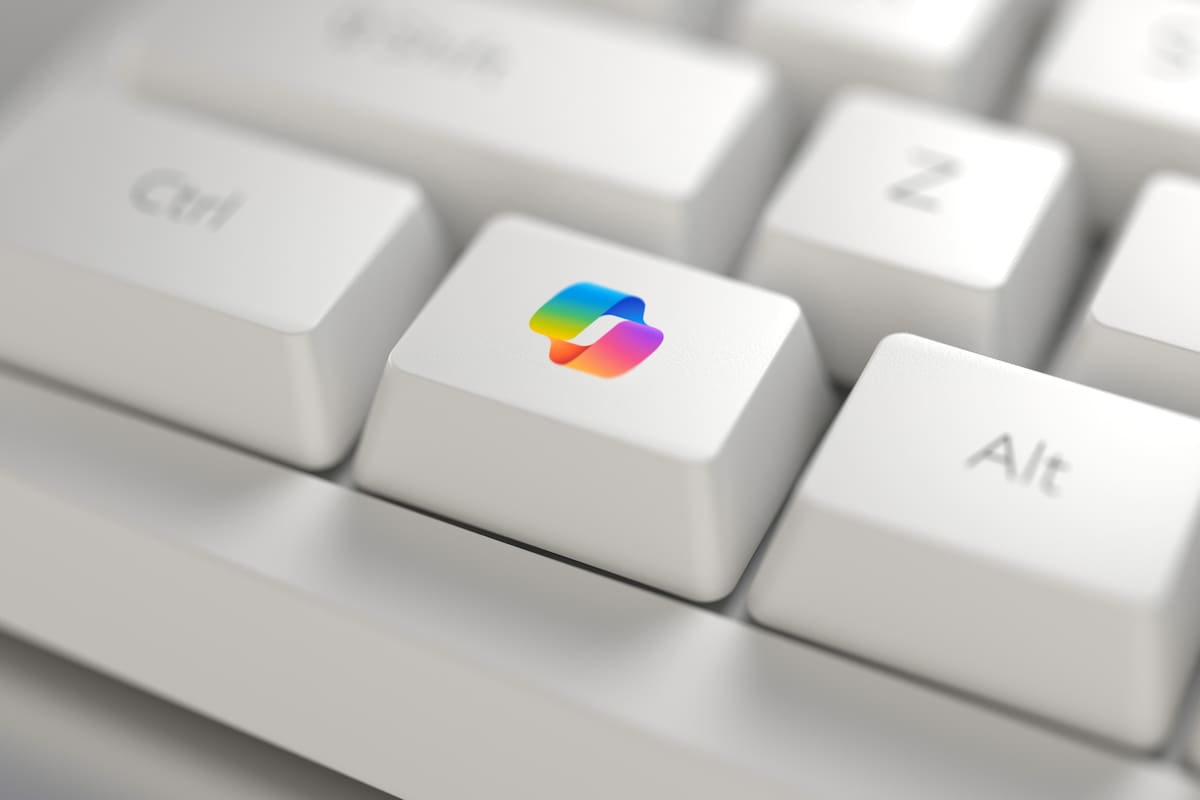 Las nuevas computadoras que llegan al mercado ya vienen preparadas para usar herramientas de inteligencia artificial, con una unidad de procesamiento neuronal (NPU) que se encarga de esas tareas encomendadas a Copilot, ChatGPT y otros servicios similares