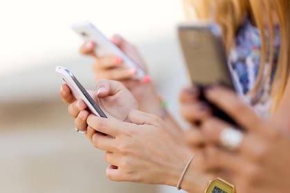 Las nuevas funcionalidades se concentraron en ajustar el apartado de encuestas dentro de los chats grupales para evitar el caos de las opiniones al momento de tomar decisiones