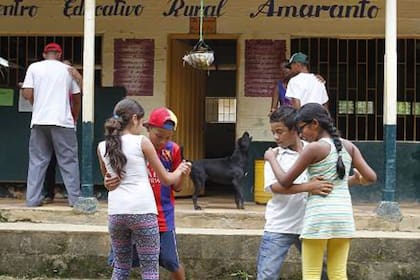 Las nuevas generaciones de 'galeanos' continúan atrayéndose entre sí. Las historias comienzan con encuentros en el colegio, en las fiestas de quinces, y terminan con noviazgos y bodas