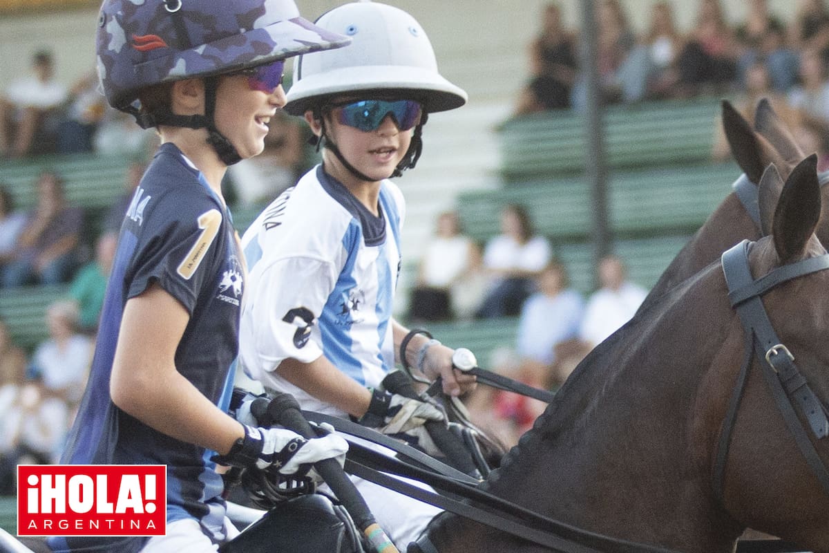 Las nuevas generaciones salen a la cancha a pura sonrisa.