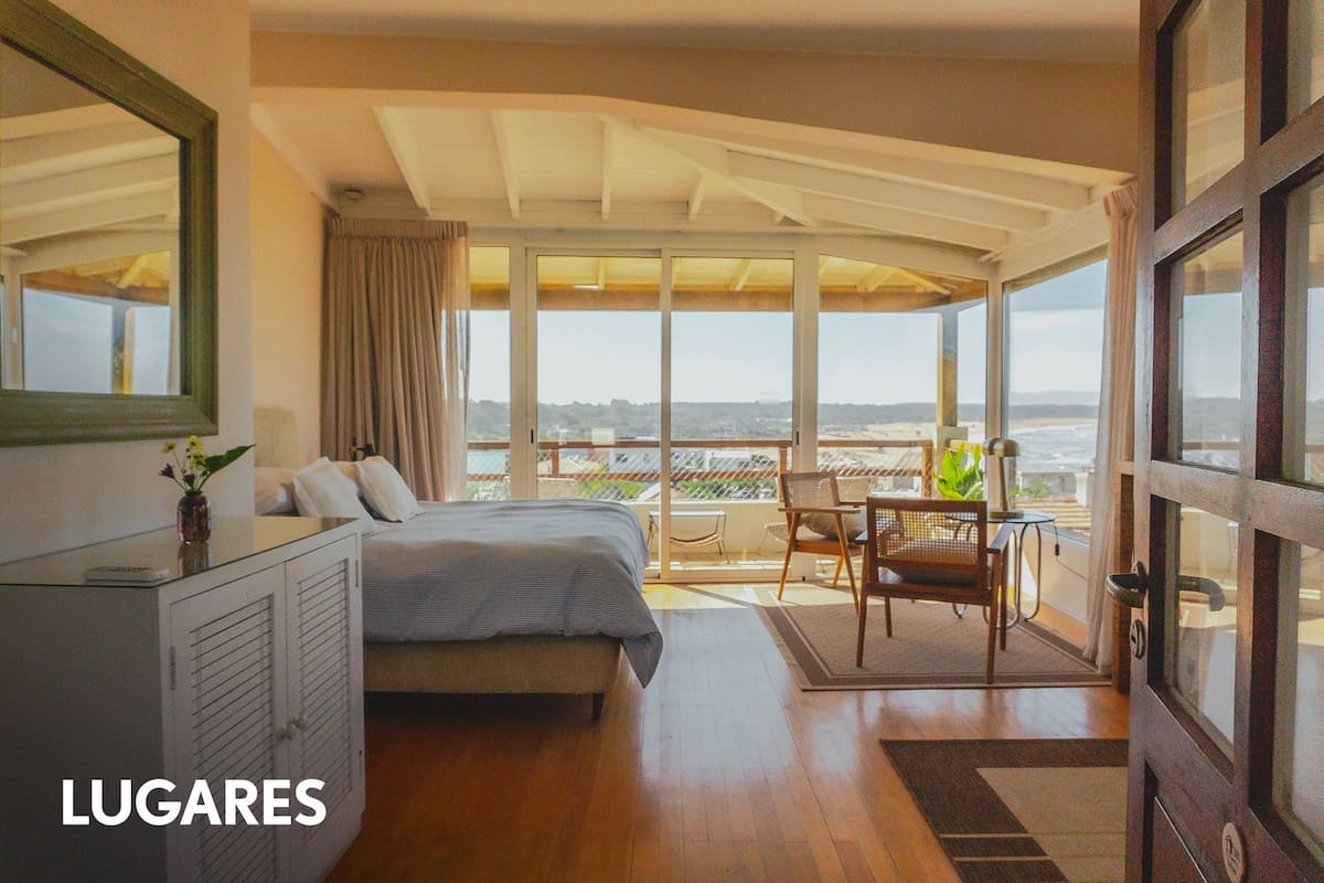 Las nuevas habitaciones son amplias y luminosas, con vista al mar