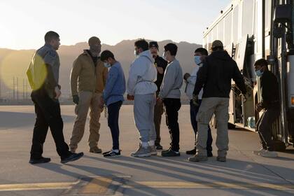Las nuevas leyes amplian la capacidad del estado para reubicar a inmigrantes indocumentados en otras jurisdicciones y fortalecer el control migratorio en el territorio