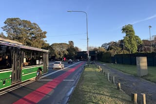 Las marcas rojas que ya pueden verse en distintos barrios porteños y anuncian un cambio en el transporte