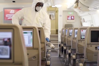 Las nuevas medidas de limpieza de las aerolíneas se suman a los filtros de aire que remueven virus en la cabina