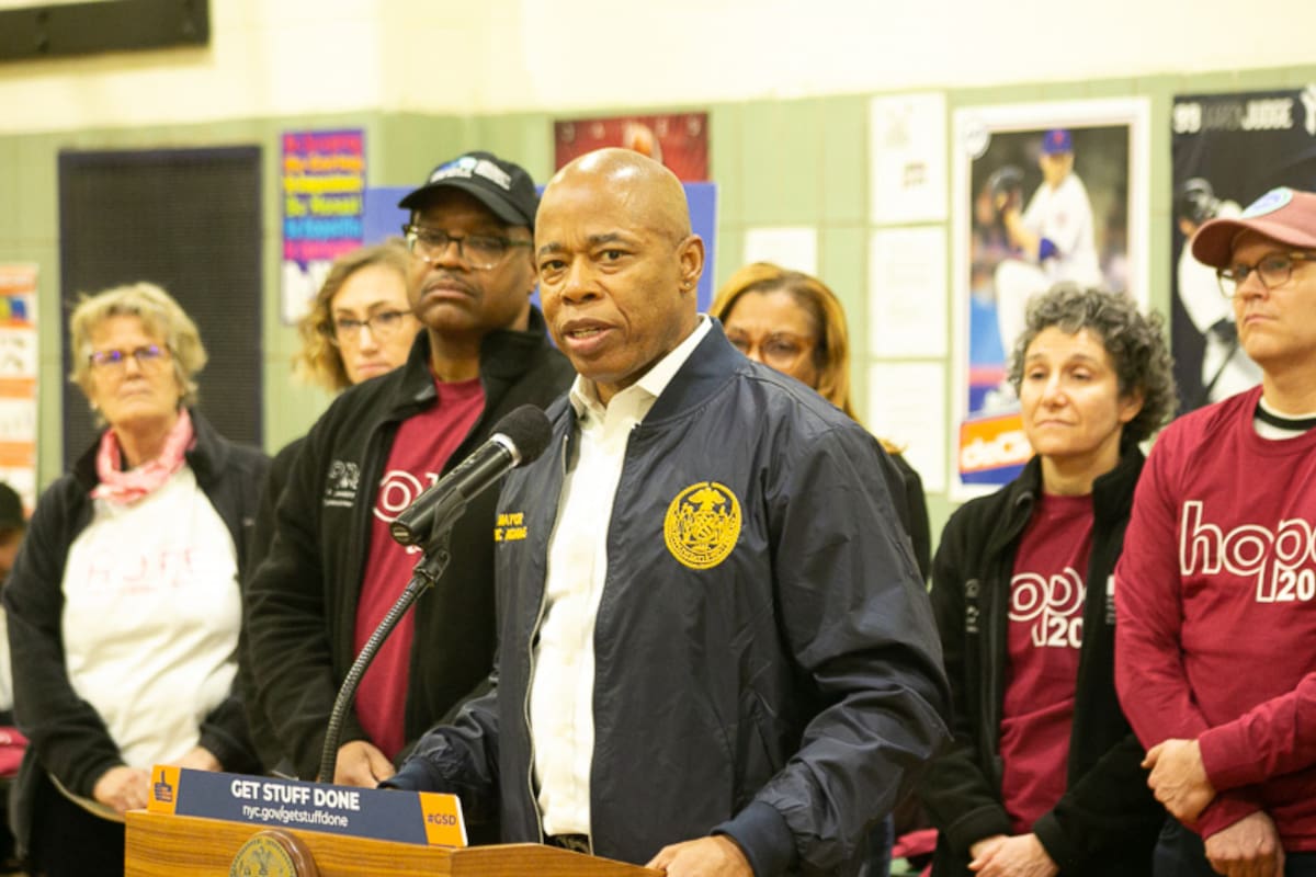 Las nuevas normas del alcalde de Nueva York pone en riesgo la presencia de familias inmigrantes en los refugios