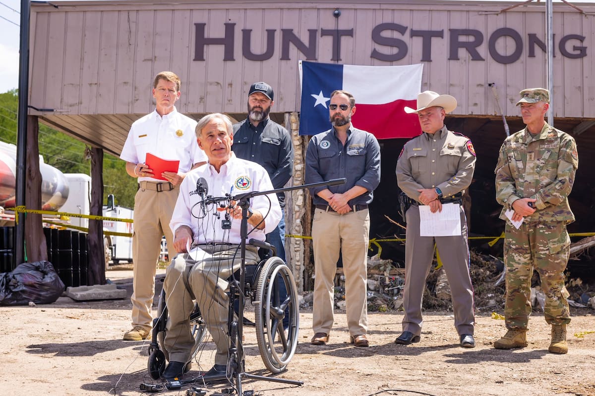 Las nuevas normativas firmadas ceremonialmente por Greg Abbott entrarán en vigor en septiembre de 2025