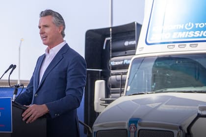 Las nuevas obras viales anunciadas por Gavin Newsom buscan modernizar el transporte público, y generarán cerca de 6000 nuevos empleos en California