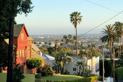 Las nuevas regulaciones piden a los californianos crear un espacio defendible del fuego y mantener una Zona Cero alrededor de su propiedad