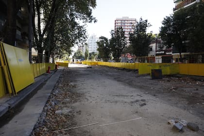 Las obras comenzaron, pero luego fueron frenadas por la Justicia, pero quedaron las vallas sobre la avenida