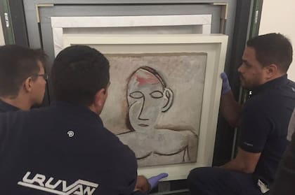 Ayer, en el montaje de las obras que llegaron celosamente cusodiadas; en la foto, "Busto (estudio previo de Las señoritas de Avignon)"