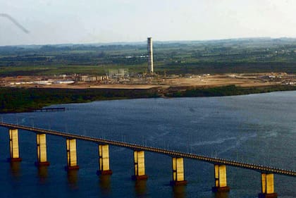 Las obras en la fábrica de celulosa Botnia y el puente internacional General San Martín, desde el aire. Foto de archivo