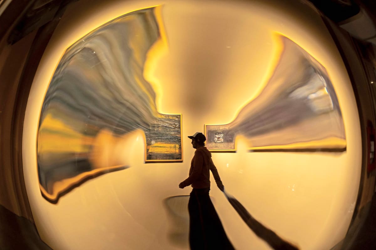 Las obras informalistas de Polesello, vistas a través de sus prismas de acrílico