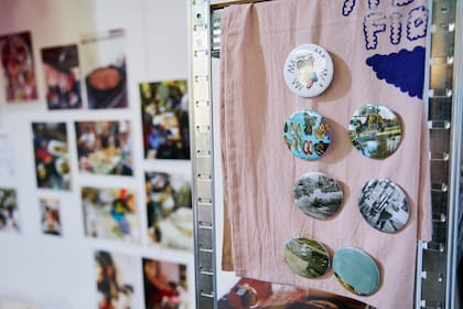 Las obras más baratas de la feria: prendedores con fotografías por 4000 pesos, en Belleza y felicidad Fiorito
