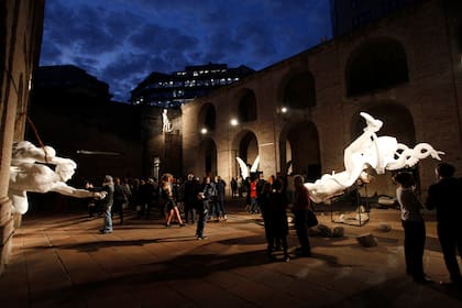 Las obras que integran “La piedad de las estatuas”, del artista santafesino Alexis Minkiewicz, en el patio de la histórica Manzana de las Luces