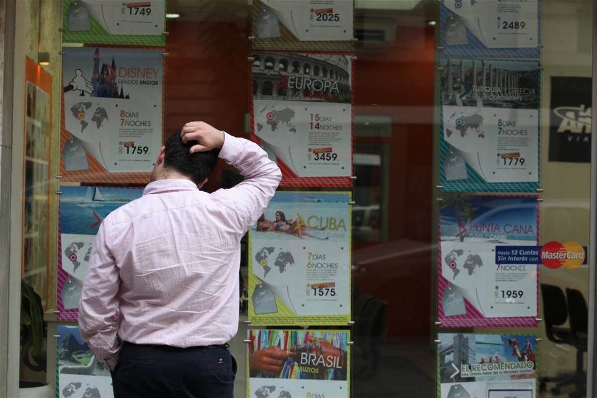 Las ofertas de paquetes turísticos ayer en la vidriera de una agencia de turismo, en Santa Fe y Maipú