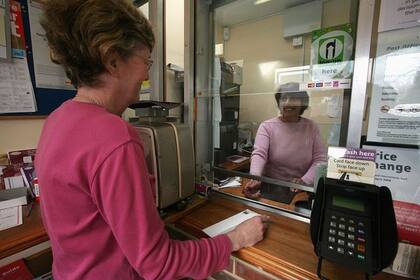 Las oficinas de correos juegan un rol importante en muchas comunidades
