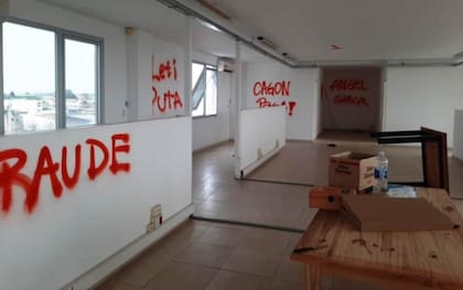 Las oficinas de Sin Escala, abandonadas y con pintadas apuntadas a su dueño