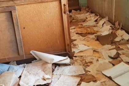 Las oficinas del complejo minero de Santa Bárbara, con los papeles por el piso, son el símbolo del abandono en el que ha caído el lugar, que además sufrió las consecuencias de la violencia política que vivió Perú entre 1980 y 2000