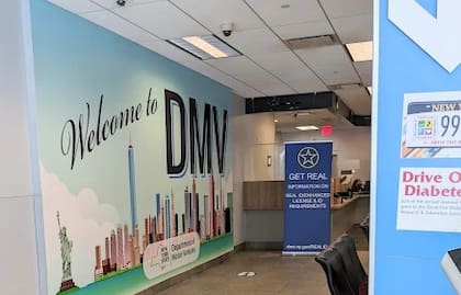Las oficinas del DMV de Nueva York emiten las licencias de conducir estándar y otras como la Real ID