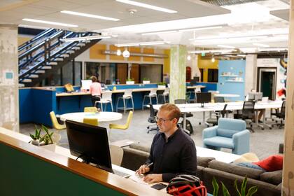Las oficinas gubernamentales suelen abrir búsquedas en áreas relacionadas como matemáticas, ingeniería, ciencias sociales, medicina, tecnología, recursos humanos, finanzas y negocios