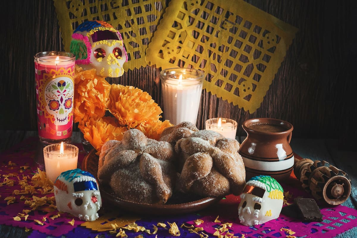 Las ofrendas son un recordatorio de que la muerte es solo una parte más del ciclo de la vida (Foto Canva)
