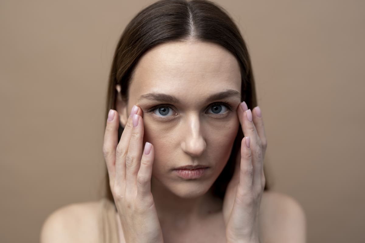 Las ojeras pueden afectar tu mirada, pero con los tratamientos adecuados, es posible lograr una piel más fresca