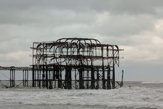 Cae parte de muelle en Inglaterra golpeado por tormenta