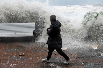Las olas chocan contra el paseo marítimo en la ciudad balneario del Mar Negro de Sochi durante una tormenta el 27 de noviembre de 2023.
