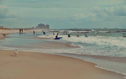 Las olas de Rockaway Beach atraen a cientos de surfistas