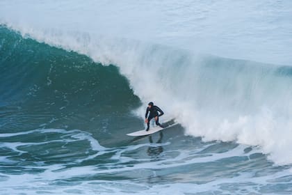 Las olas potentes atraen surfistas de todo el mundo a sus playas de fama internacional
