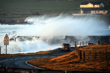 Las olas rompen al final de la pista del aeropuerto de Sumburgh, en las Islas Shetland, cuando el clima severo de la tormenta Ingunn afecta los vuelos y los viajes en ferry, 31 de enero de 2024. (Andy Buchanan / AFP)�