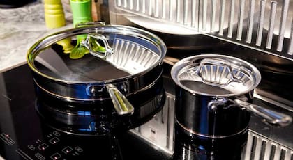 Las ollas no deben usarse para guardar comida, y se deben retirar de ellas los alimentos una vez preparados