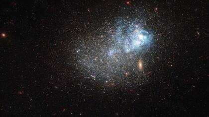 Las ondas en el plasma primordial hicieron que la materia se juntara de maneras que aún pueden verse en la forma en que se agrupan las galaxias y las estrellas