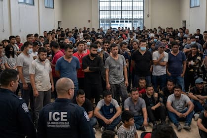 Las operaciones del ICE se han expandido en distintos estados y abarcan controles en lugares de trabajo, investigaciones específicas y acciones coordinadas con otras agencias federales