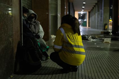 Las operadoras estatalas confirmaron a LA NACION un aumento en la cantidad de casos de mujeres que durante el aislamiento debieron escapar de hogares violentos