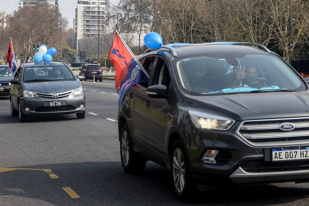 Las organizaciones "celestes" ratificaron en una caravana su compromiso con "la defensa de las dos vidas"