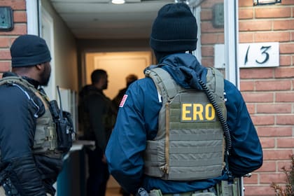 Las organizaciones de los derechos de migrantes recomiendan evitar abrir la puerta si los agentes del ICE se presentan en una casa en Minnesota