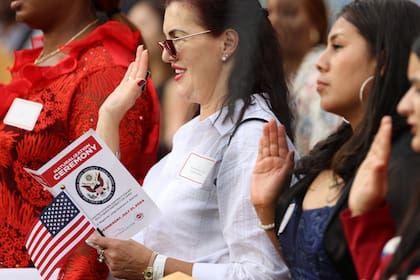 Las organizaciones ofrecen asistencia mediante talleres gratuitos para los migrantes que tramitan la ciudadanía, y este mes habrá una fecha