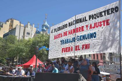 Las organizaciones piqueteras realizaron su plenario anual con una agenda enfocada en la preocupación por el ajuste financiero, la demanda laboral y el repudio al acuerdo con el FMI; además, advirtieron movilizaciones y acampes para marzo