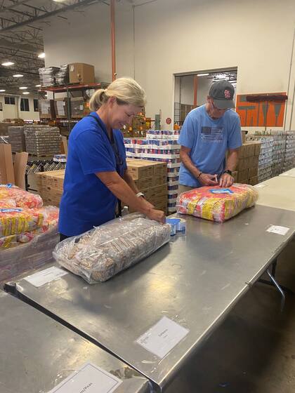 Las organizaciones recolectan alimentos para entregar a las personas de bajos recursos (X/@@CCofDallas)