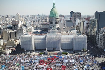 Las organizaciones sociales marcharon frente al Congreso durante la sesión