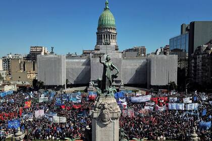 Las organizaciones sociales siguieron el debate frente al Congreso