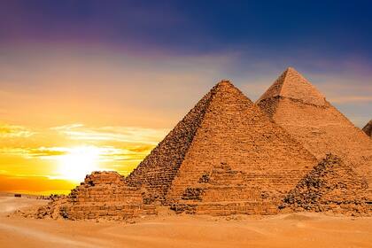 Las originales, al atardecer. La Gran Pirámide fue construida circa 2580-2560 a.C.