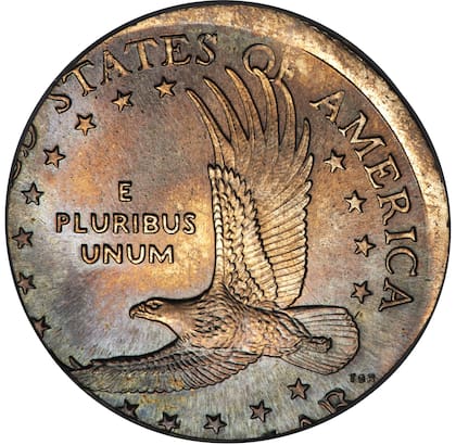 Las palabras "UNITED STATES OF AMERICA" y "ONE DOLLAR" no se llegan a observar por completo en las piezas que contienen el error del diseño desalineado