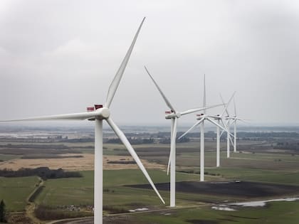 Las palas de rotor pueden medir 82 metros de largo, similar a la envergadura de un Airbus A380, y cuestan más de doce millones de dólares