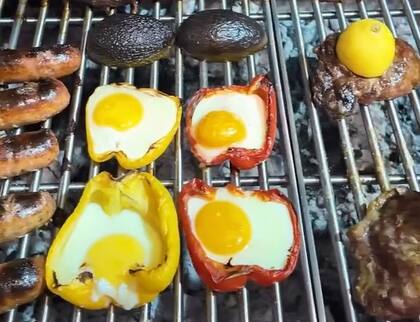 Las paltas, arriba de los morrones, le dieron un toque distintivo al asado que armó Mac Allister