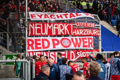 Las pancartas de la polémica en el partido de la Bundesliga